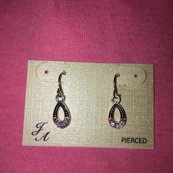 🆕Gorgeous silver earrings with gems NWT - Picture 2 of 7